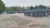 高校10月开始军训 有人冷到裹毛衣称冷比热好