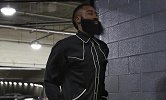 大胡子本季最佳穿搭！哈登休闲潮装上身抵达球馆