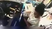 乘公交刷卡起冲突 男子暴打女公交司机致头部骨折