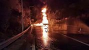 【重庆】大货车高速隧道前起火 火苗蹿出十余米交通中断