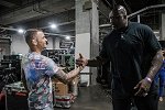 UFC最具“分量”的粉丝驾到！奥尼尔现身预测联合主赛