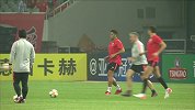 上港赛前轻松备战 胡尔克领衔三人小组进行短传训练