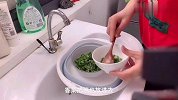 芹菜烧鱿鱼，水煮鸡肉，茄子西西葫芦，沾辣椒水