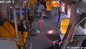 广州一公交上乘客手机突然起火爆炸 全车人紧急疏散