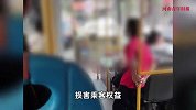 老人带娃刷老年卡乘车，有空位却被司机要求站着，公交公司：停职