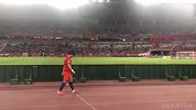 崔鹏赛后走在最前面与队友致谢球迷 此刻他是最伤心的人