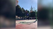 这小哥天赋异禀啊 劲爆弹跳上演拉文式扣篮