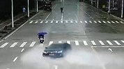 广西一轿车漂移旋转360度撞翻电动车 致电动驾驶员不幸身亡