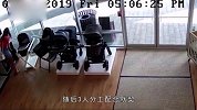 打脸！2名女子带“娃”偷婴儿车，得手后竟把孩子“丢”在店里