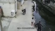 小男孩掉入河里，多亏小伙及时出手，不然后果难以想象！