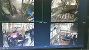 四川眉山罐车追尾公交：乘客成排倒地，有人滚出车外