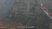 玻璃桥上涌上大量游客，监控下的画面让人不寒而栗！