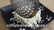 面疙瘩不用筷子搅了，教你用塑料瓶制作，快速做一大锅，真实用