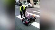 萌娃开座驾到马路，被交警叔叔开罚单啦！