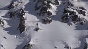 惊险！外国小哥滑雪炫技引发雪崩 逃生过程堪比大片