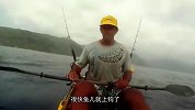男子乘小船来海上钓鱼，结果被吓得冷汗直冒！太刺激了