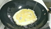 青椒炒鸡蛋是先炒鸡蛋还是青椒，大厨都是这样做的，出锅比肉还香