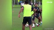 满血复活！内马尔训练场以一敌三 依旧是世界第三人无疑