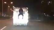玩命！浙江街头惊现“蜘蛛侠”货车行驶中男子扒在门上