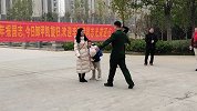 妻子带全家人迎接退伍丈夫，现场深情表白：幻想过无数次接你离开