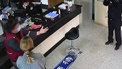 快递小哥遭客户诬陷崩溃大哭：我送一件赚5毛扔地上都没人捡