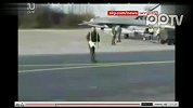 英国空军军官跳舞指挥飞机起飞