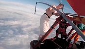 不要命？国外老哥扔降落伞包 跳下热气球疯狂速降