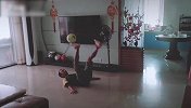 脚底生花！小哥在自己客厅大秀足球技艺 各种杂耍犹如杂技顽童