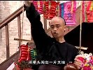 师兄喝得烂醉游街 男子劝他回去都费劲