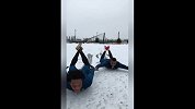 会玩儿!夸德拉多雪地匍匐滑行 队友也被他带坏