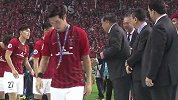亚冠亚军颁奖：兴梠慎三率队浦和全员低沉 美女球迷湿了眼眶