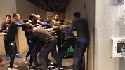 拉都拉不住！独行侠队员赛前在球员通道爆发“内讧”