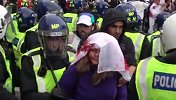 已有流血事件！英格兰球迷冲破警方防御 小姐姐血染国旗