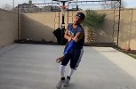 拉护臂那下是点睛之笔！模仿帝神还原莫兰特打球动作
