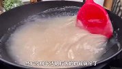 把淀粉倒入滚烫的开水中，出锅瞬间变美食，很多人没见过，真解馋