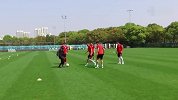 上港亚冠赛前训练欢乐多 于海颜骏凌并肩看飞机