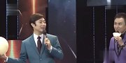 乒乓球-17年-张继科与小猪艺兴切磋球技 人体球拍大战太欢乐-新闻