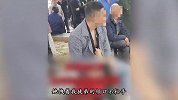 徒弟练手免费剪发，老奶奶剪完后被周围人嘲笑，一气之下“掀摊子”，“拽着徒弟领口不松手”