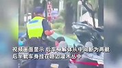 新能源车雨天出事故，车辆断裂解体、电池飞出起火，司机无大碍！