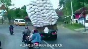 小货车超载，一路摇摇晃晃，5秒后悲剧发生了！
