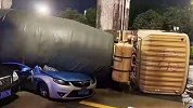 突发！海口一水泥罐车侧翻压扁出租车 车内5人当场身亡