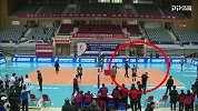 八一男排主教练恶行全纪录：连续用球爆砸队员 暂停间隙扇耳光