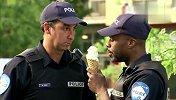 两个警察同舔一根冰淇淋，滑稽的样子把路人笑惨了