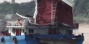 广西贵港一货船连撞两座大桥后沉没 船上尾楼被撞塌4名船员受伤
