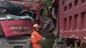 广西金秀两货车“碰头” 消防紧急救出被困司机