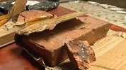 4千多块钱网购200多件内衣 打开快递竟是两块砖