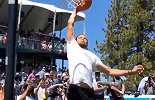 丢人丢到高尔夫球场去了！库里扣玩具篮筐3次竟全部扣飞