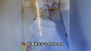 2岁儿童被“熊孩子”拿灭火器喷脸，口鼻耳里全是干粉！家长回应