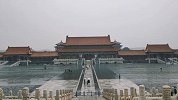 大雨里的故宫：雨水沿红墙瓦檐呈珠帘状落下