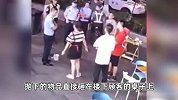 住户嫌烧烤店太吵高空抛物，重物将东西震飞，目击者：还当警察面扔